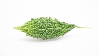 Tek Bitter kavunu ya da Acı kabağı beyaz arkaplanda izole edilmiş