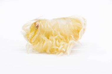 Pomelo citrus meyvesi üzerine beyaz