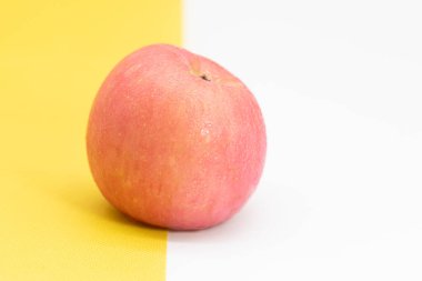 Elma sarı arkaplanda izole edilir, ön görünüm