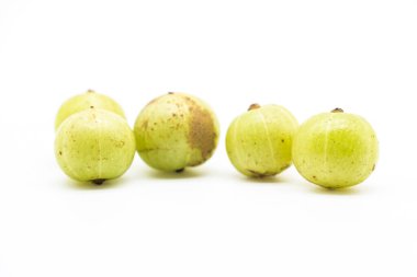 Bektaşi üzümü ya da Amalaki dilimi beyaz arka planda izole edilmiş, ön manzara