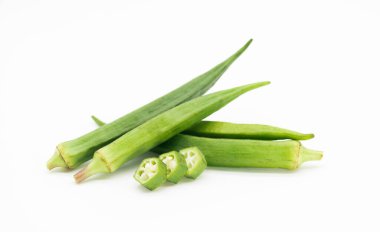 beyaz arkaplanda izole edilmiş bamya ya ya da Lady Finger grubu, seçici odak