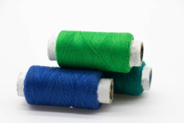 Beyaz arkaplanda iplik ya da makara ipliği