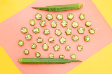Taze bamya parçaları ve renkli arka planda izole edilmiş, seçici odaklı.
