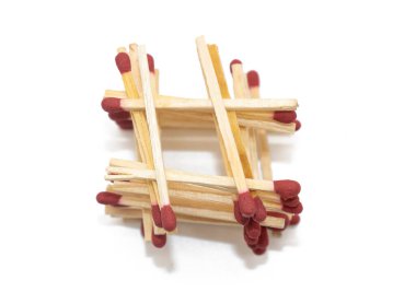 Beyaz arkaplanda izole edilmiş kibrit çöpleri