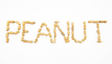 Beyaz arka planda soyulmamış yerfıstığı tarafından yazılan fıstık.