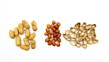 Soyulmuş ve soyulmamış fıstıklar beyaz arkaplanda izole edilmiş..