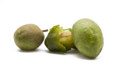 Olgun zeytin beyaz arkaplanda izole.