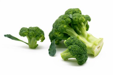 Brokoli izole edilmiş. Beyaz üzerine brokoli. Bir set taze brokoli..