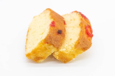 Pound kek dilimleri beyaz arkaplanda izole edilir,