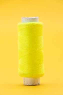 Sarı arkaplanda tek sarı iplik ya da makaralı iplik