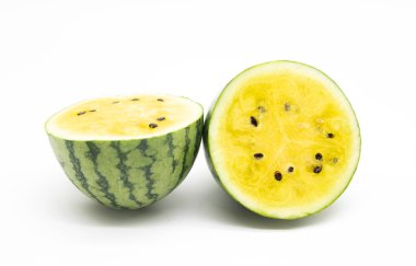 Beyaz arka planda taze karpuz,