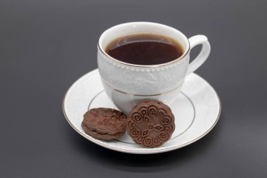 Siyah arka planda izole edilmiş porselen çay fincanı.