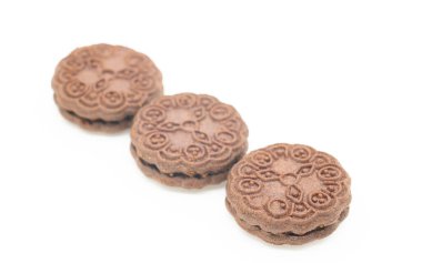 Beyaz üzerine izole edilmiş yuvarlak bisküvi. Üst görünüm.