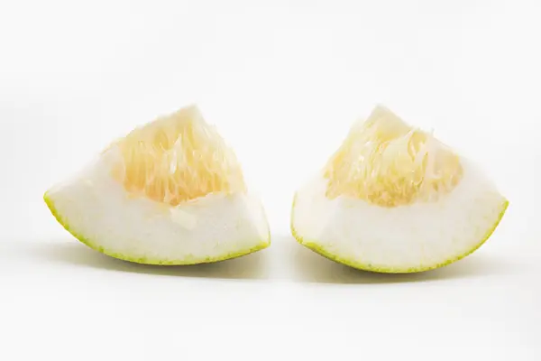 Matang Pomelos Slice Latar Belakang Putih Buah Sehat — Stok Foto