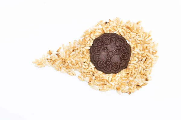 Yuvarlak Çikolatalı Bisküvi Pirinç Desenli Beyaz Üzerine Izole Edilmiş — Stok fotoğraf