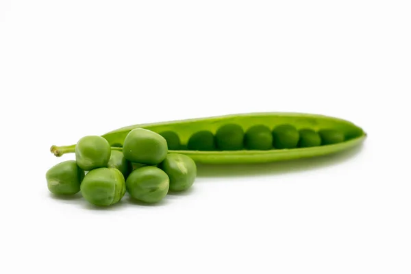 鲜绿色豌豆 白色背景 有剪枝路径 — 图库照片