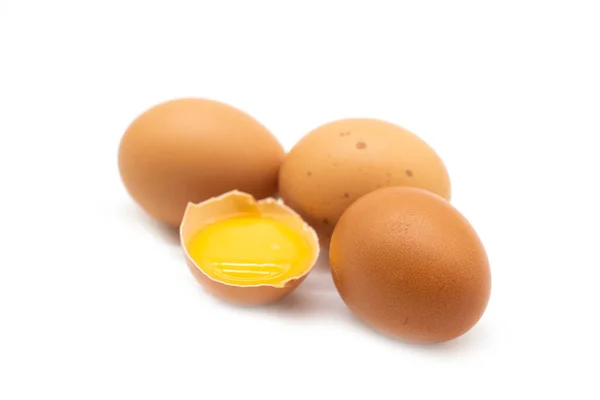Ολόκληρα Αυγά Και Σπασμένα Απομονωμένα Λευκό Φόντο — Φωτογραφία Αρχείου