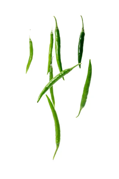Zielone Chili Latające Izolowane Białym Tle — Zdjęcie stockowe