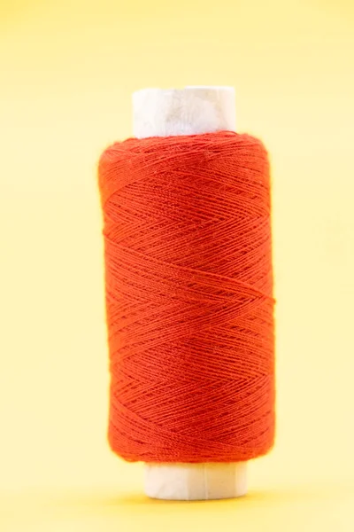 Single Red Color Yarn Spool Thread Yellow Background — Foto de Stock