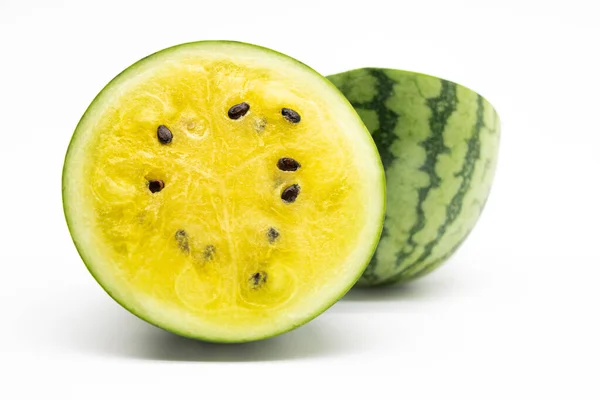 Halb Aufgeschnittene Wassermelone Isoliert Auf Weißem Hintergrund — Stockfoto