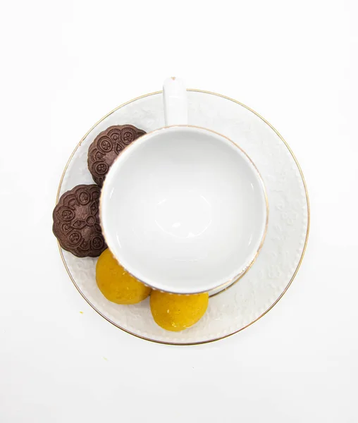 Beyaz Arka Planda Bisküvi Olan Beyaz Çay Fincanı Üstteki Görünüm — Stok fotoğraf
