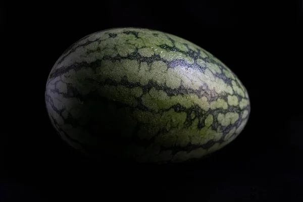 Ganze Wassermelone Mit Wassertropfen Auf Dunklem Hintergrund — Stockfoto