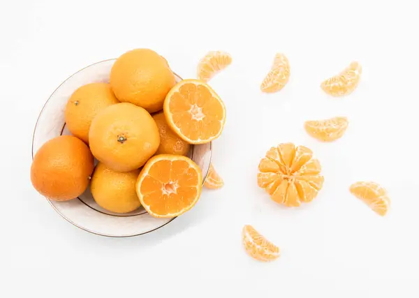 Egészben Szeletelve Tangerine Vagy Kamala Egy Lemez Elszigetelt Fehér Alapon Jogdíjmentes Stock Képek