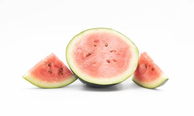 Beyaz arka planda dilimlenmiş sulu karpuz. seçici odak