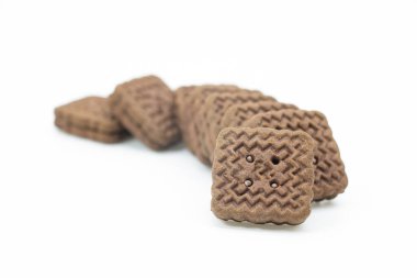 Beyaz arkaplanda izole kahve rengi bisküvi grubu,