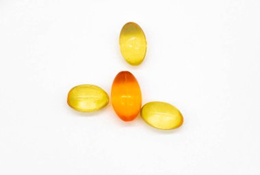 Vitamin e kapsülü beyaz arkaplanda izole edilmiş, üst görünüm