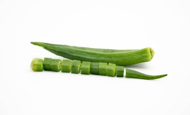 Bütün ve dilimlenmiş bamya beyazda izole edilmiş. Yakın plan.