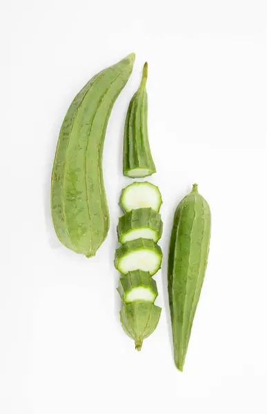 Verse Loofah Ribbed Gourd Gesneden Geïsoleerd Witte Achtergrond — Stockfoto