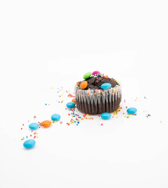 Muffin Chocolate Papel Marrón Con Trozos Chocolate Aislados Sobre Fondo — Foto de Stock