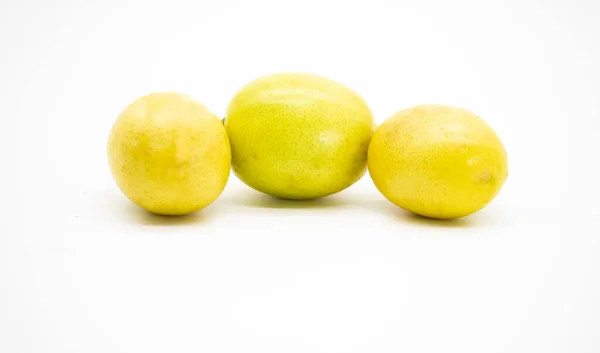 Lemon Segar Diisolasi Pada Latar Belakang Putih — Stok Foto