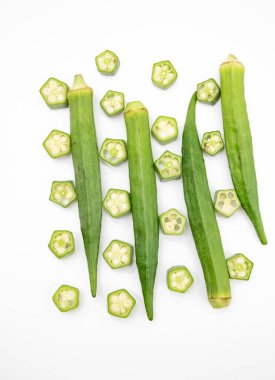 Tüm bamya ve dilimler Lady Finger tasarımı beyaz arka planda, yatay görünümde