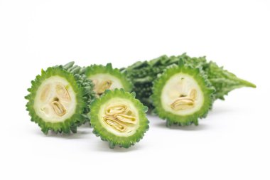 beyaz arka planda izole edilmiş acı kavun ya da acı kabak dilimleri, seçici odaklanma