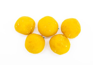 laddoo ya da Motichur Laddoo beyaz arkaplanda izole edildi,