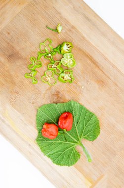 Arka planda kabak yaprağı üzerinde naga chili, üst görünüm