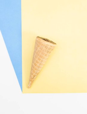 Arka planda çıtır çıtır şekerleme var.