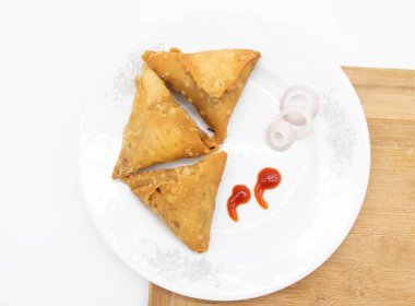 Samosa beyaz arkaplanda izole edilmiş üç derin kızartma,