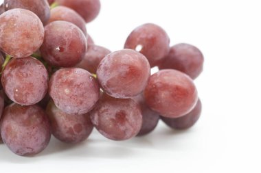 Beyaz arkaplanda kırmızı üzüm izole edildi.