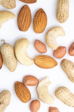 Karışık fındıklar beyaz arkaplanda izole,
