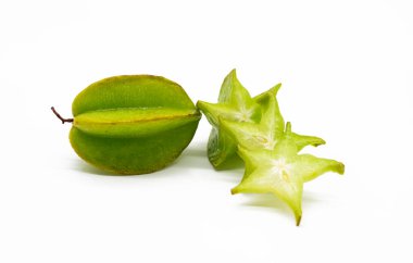 Beyaz zemin üzerinde karambola veya Star meyve dilimleri