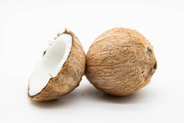 Hindistan cevizi ya da narkol beyaz arkaplanda izole edilmiş.