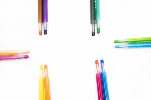 Ручки Разных Цветов Фиолетового Красного Коричневого Черного Изолированные Белом Фоне — стоковое фото