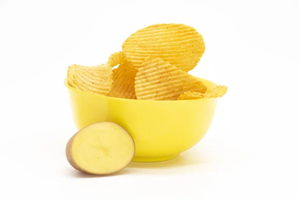 Kartoffelscheiben Und Chips Auf Weißem Hintergrund Vorderseite — Stockfoto