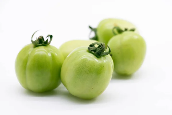 Tomates Verdes Frescos Inmaduros Aislados Sobre Fondo Blanco — Foto de Stock