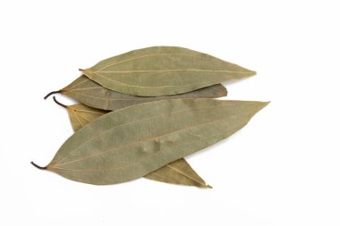 Kuru körfez yaprakları beyaz arkaplanda izole edildi. en üstteki görünüm.