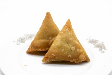 Samosa beyaz arkaplanda izole edildi