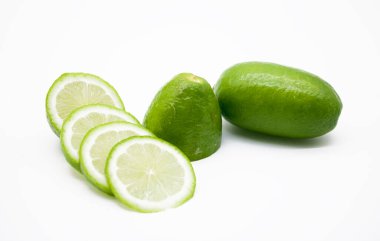Taze ve taze dilimler yeşil limonlar beyaz arka planda izole edilmiş